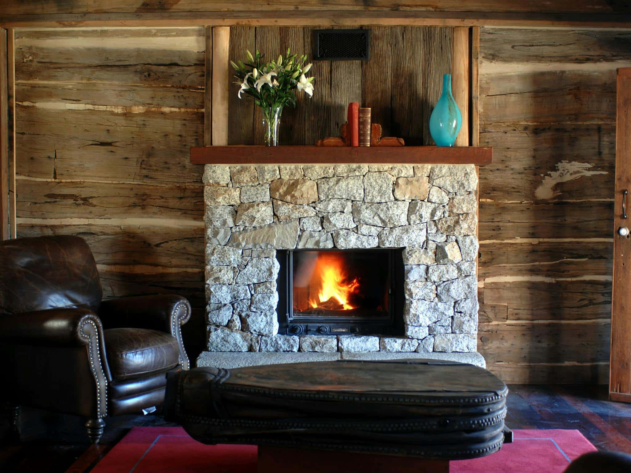 1860 Luxury Accommodation beechworth winter fire fireplace