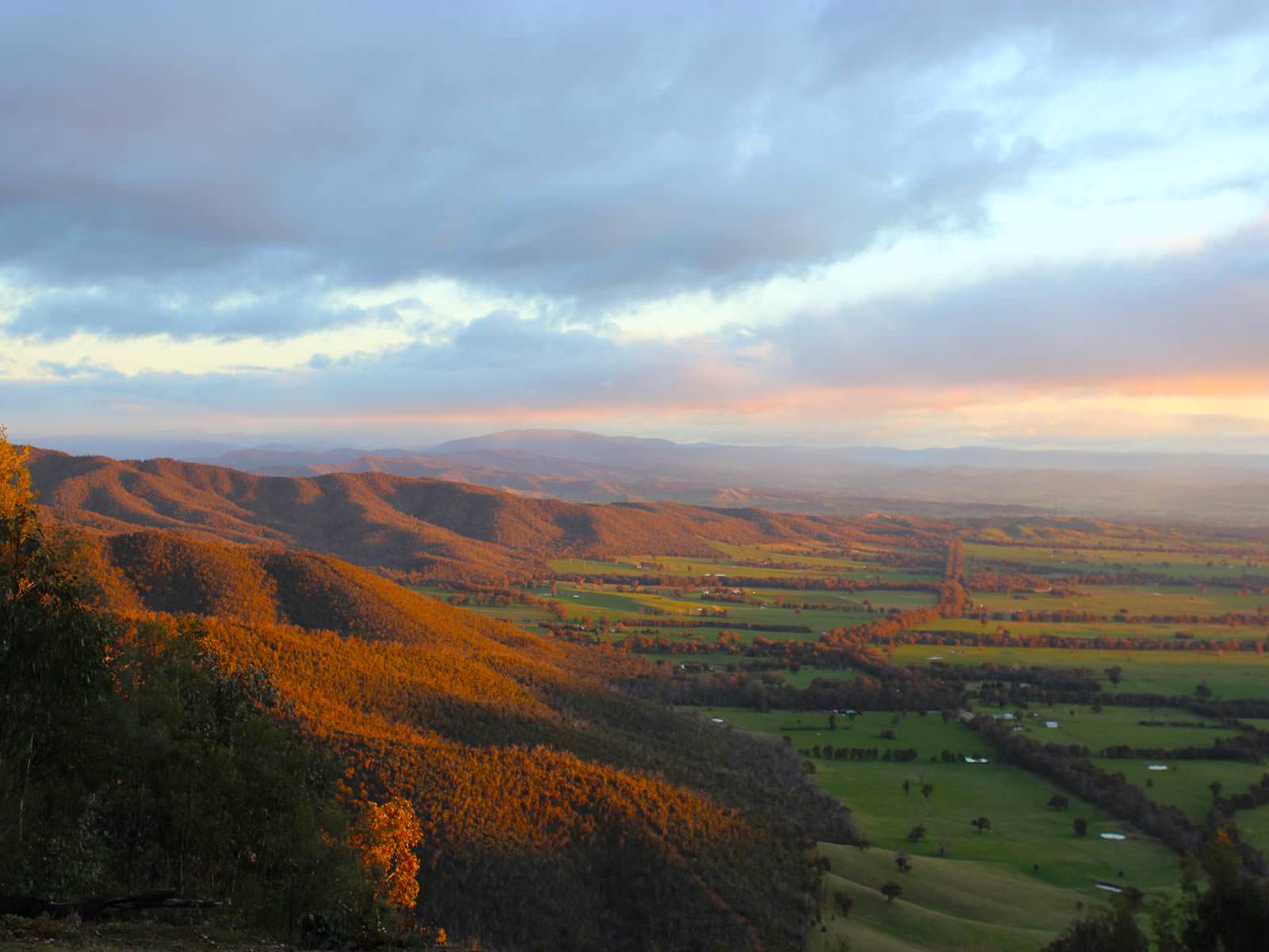picnicking at murmungee lookout - beechworth